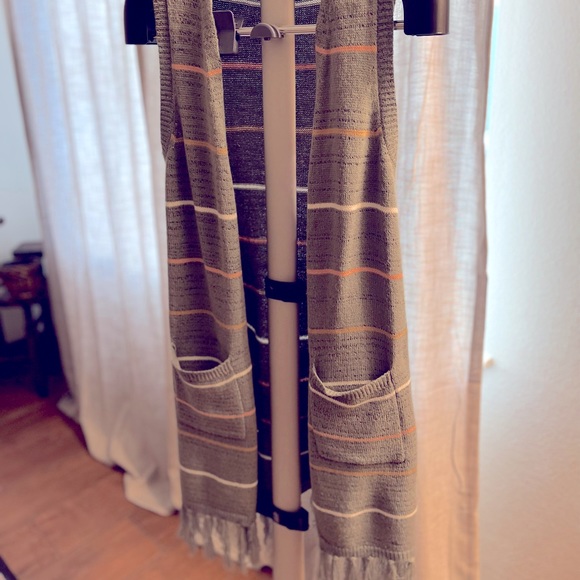 Like new! Trendy cardigan. Size small. Gray. - Picture 2 of 2